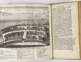 SALMON, Tomas (& Matthias van GOCH). -  Hedendaegsche historie, of tegenwoordige staet van alle volkeren; in opzigte hunner landsgelegenheit, personen, klederen, gebouwen, zeden, wetten, gewoontens, godsdienst, regering, konsten en wetenschappen, koop
