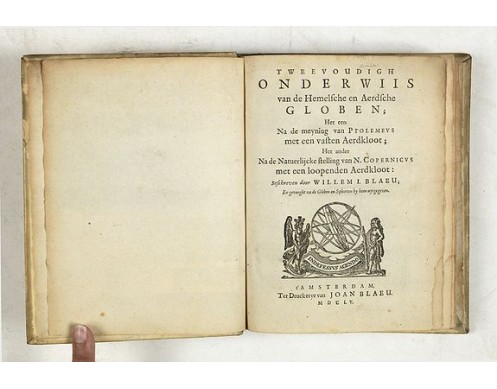BLAEU, W. -  Tweevoudigh onderwiis van de Hemelsche en Aerdsche Globen; Het een Na de meyning van Ptolemeus met een vasten Aerdkloot; Het ander Na de Natuerlijcke stelling van N. Copernicus met een loopenden Aerdkloot: