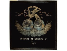 COCHAUD DE BOISSIEU & Cie LYON. AU GRIFFON. -  Pièce en soie tissée figurant une mappemonde surmontée d’un griffon. COCHAUD DE BOISSIEU & Cie LYON. AU GRIFFON. -  Pièce en soie tissée figurant une mappemonde surmontée d’un griffon.